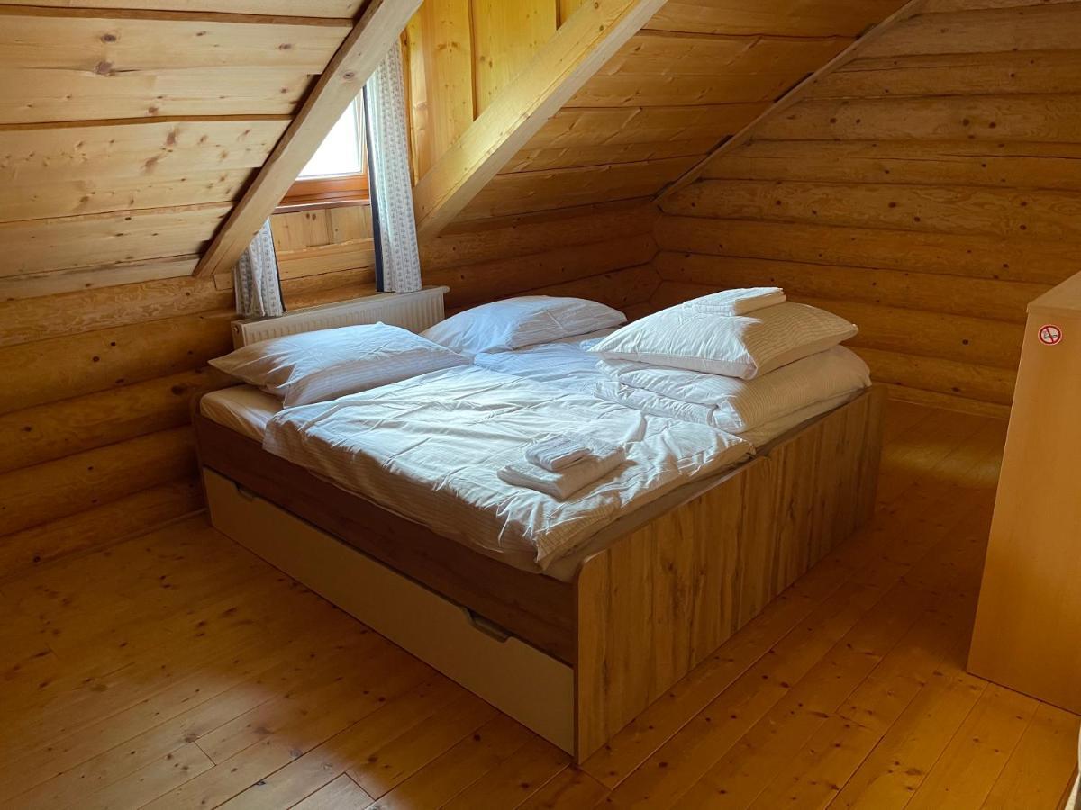 Trinity Log Cabin Wellness Resort สตราบา ภายนอก รูปภาพ