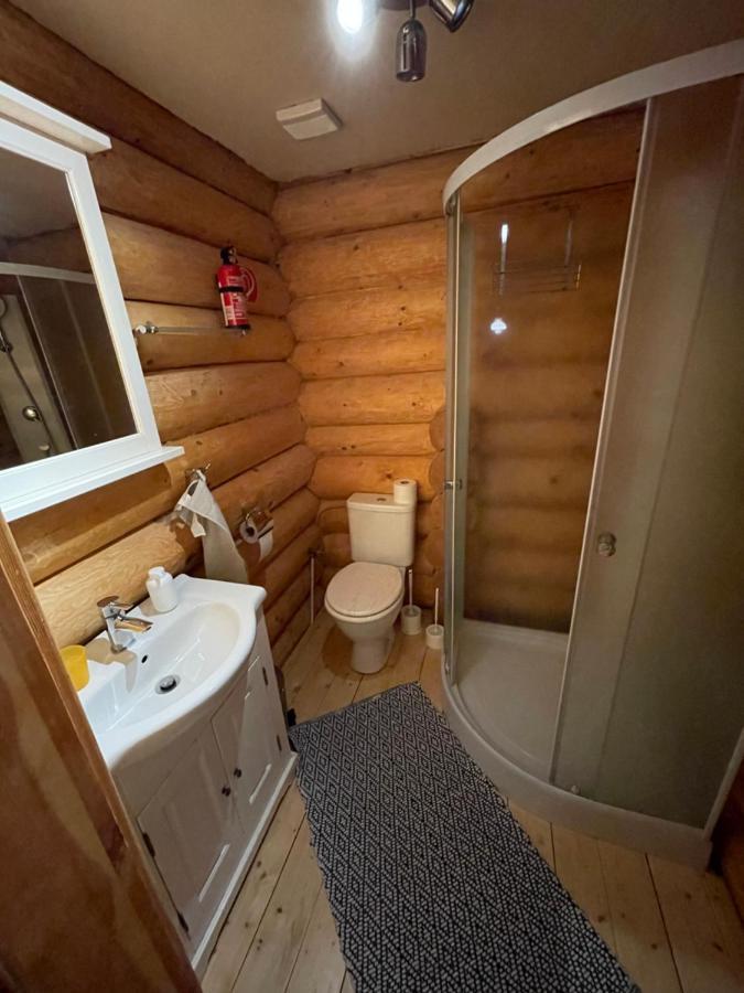 Trinity Log Cabin Wellness Resort สตราบา ภายนอก รูปภาพ