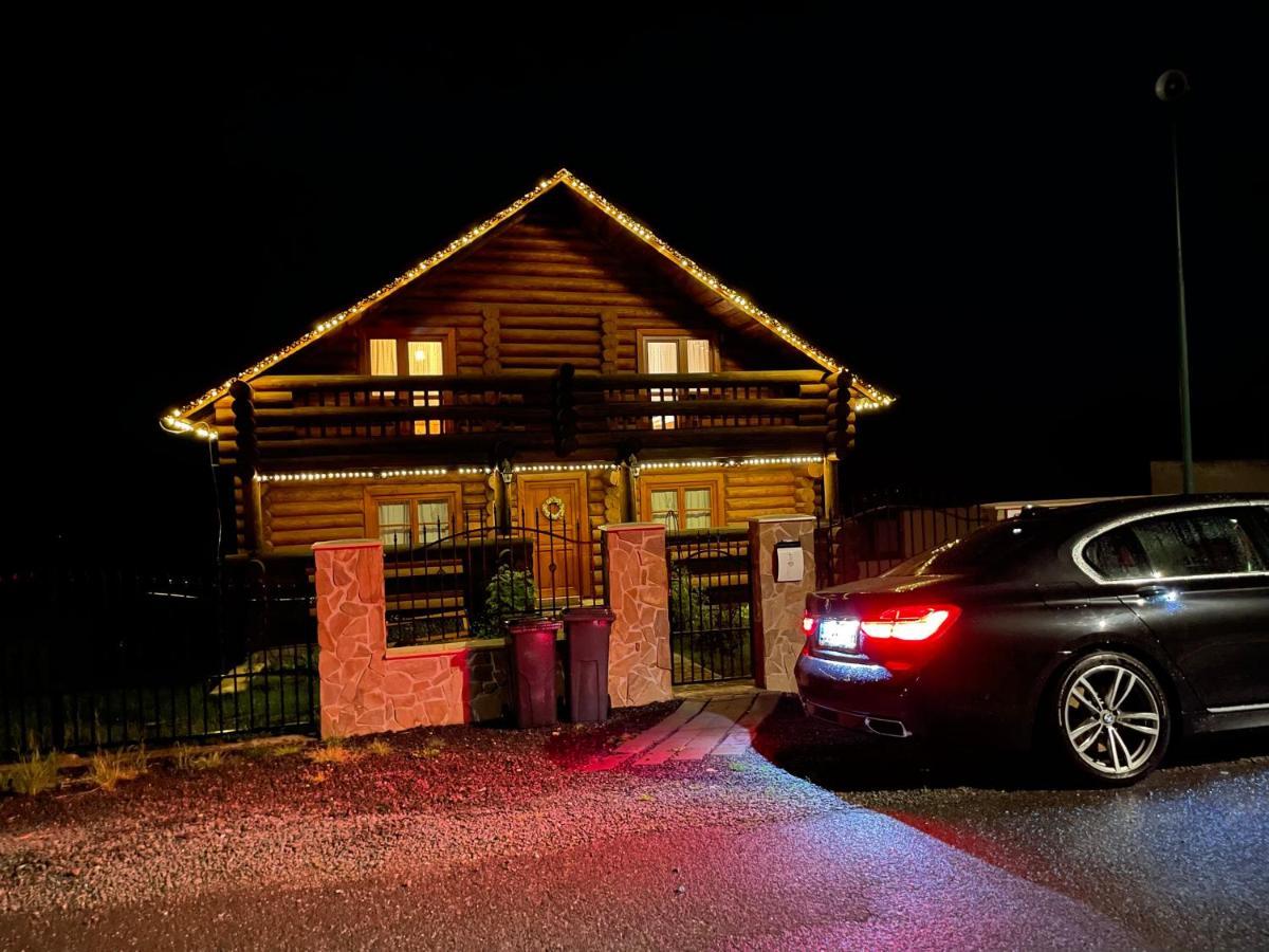 Trinity Log Cabin Wellness Resort สตราบา ภายนอก รูปภาพ