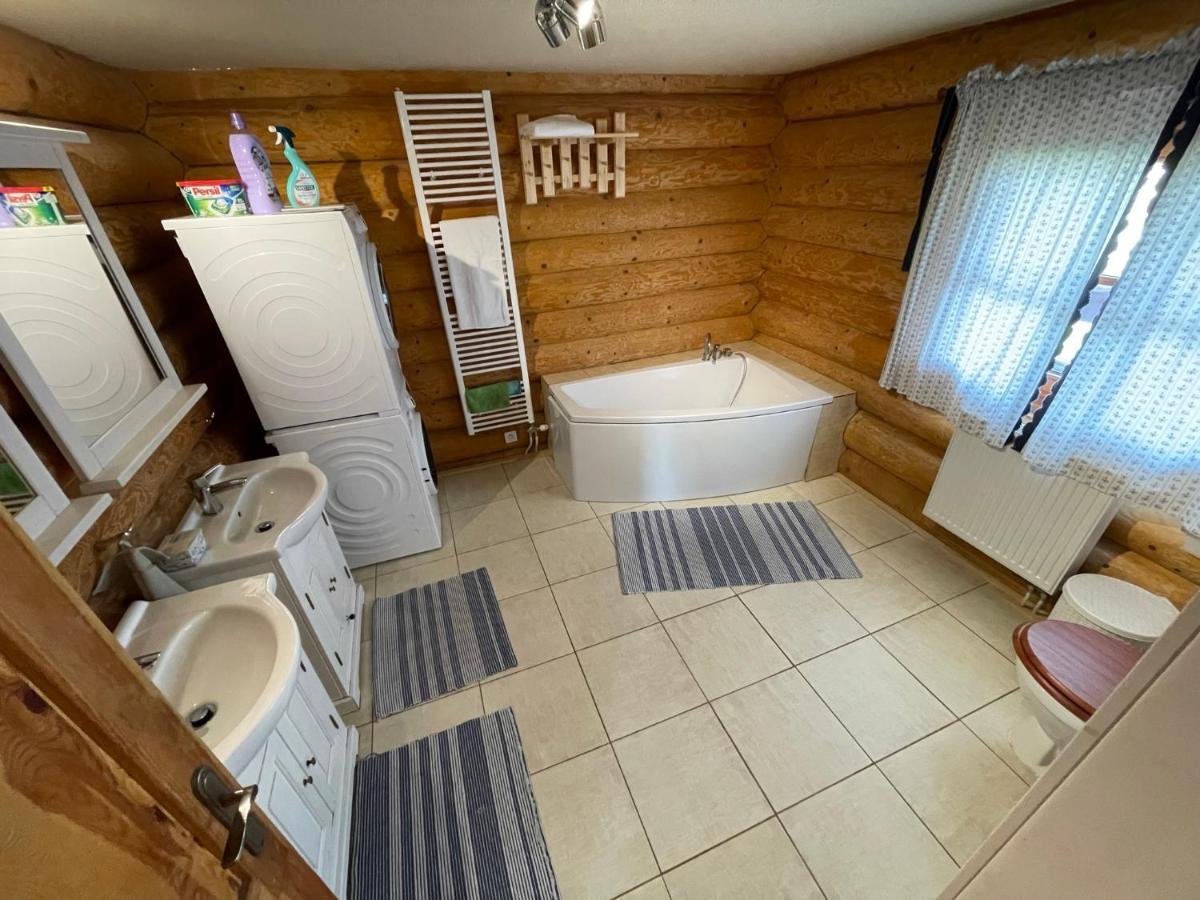 Trinity Log Cabin Wellness Resort สตราบา ภายนอก รูปภาพ